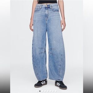 GAP horseshoe barrel Jean